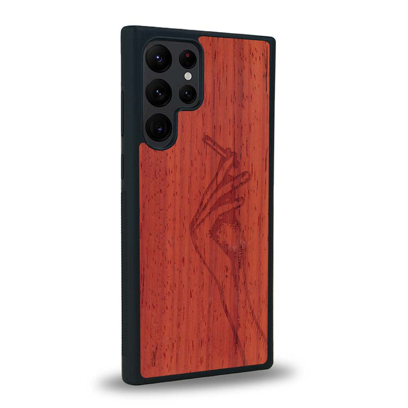 Coque de protection en bois véritable fabriquée en France pour Samsung S23 Ultra représentant une main de femme tenant une cigarette de type line art en collaboration avec l'artiste Maud Dabs