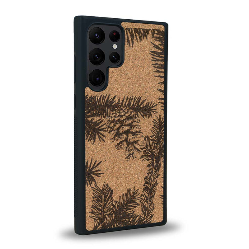 Coque de protection en bois véritable fabriquée en France pour Samsung S23 Ultra sur le thème de la nature des arbres avec un motif de gravure représentant des épines de sapin et des pommes de pin