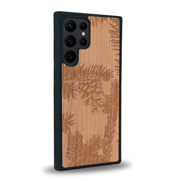 Coque de protection en bois véritable fabriquée en France pour Samsung S23 Ultra sur le thème de la nature des arbres avec un motif de gravure représentant des épines de sapin et des pommes de pin