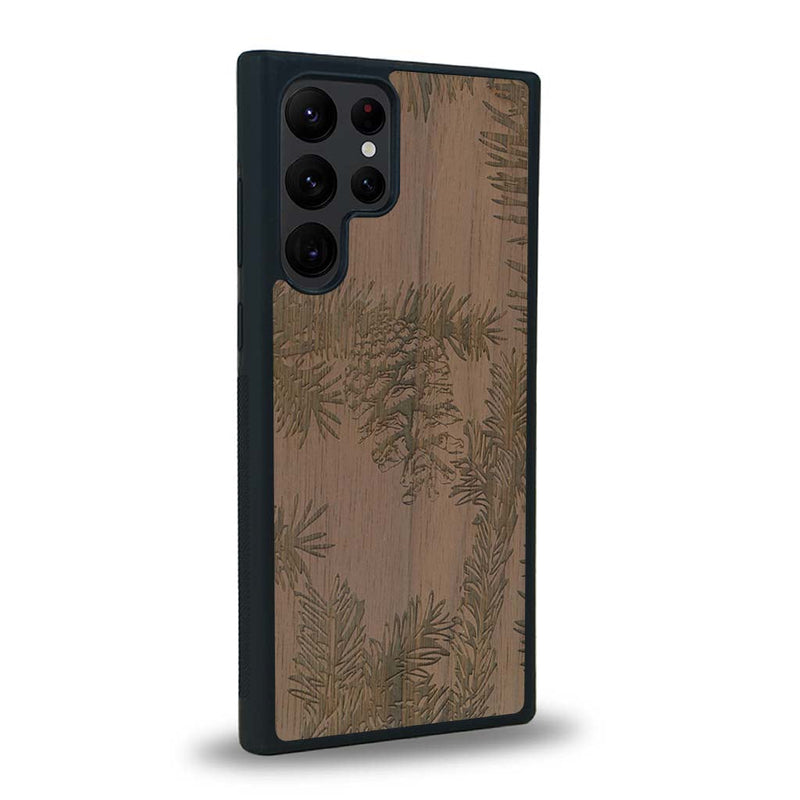 Coque de protection en bois véritable fabriquée en France pour Samsung S23 Ultra sur le thème de la nature des arbres avec un motif de gravure représentant des épines de sapin et des pommes de pin