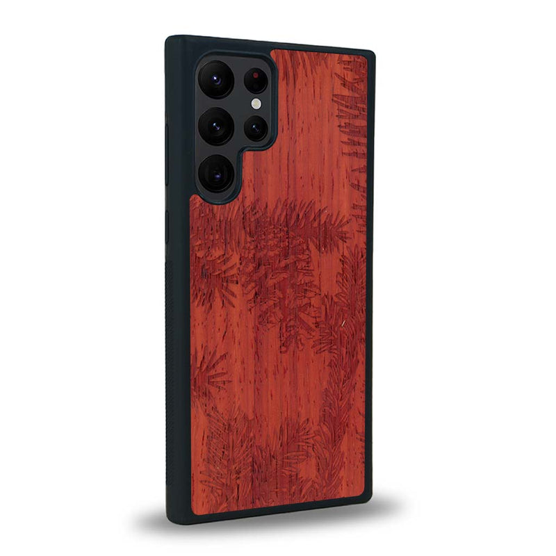 Coque de protection en bois véritable fabriquée en France pour Samsung S23 Ultra sur le thème de la nature des arbres avec un motif de gravure représentant des épines de sapin et des pommes de pin