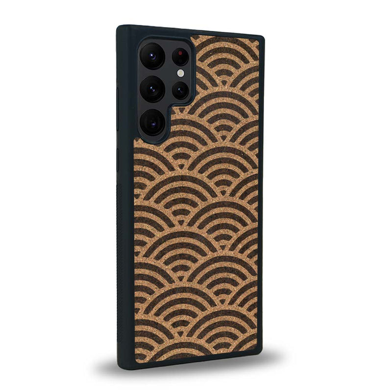 Coque de protection en bois véritable fabriquée en France pour Samsung S23 Ultra baptisée "La Sinjak" avec un motif de gravure abstrait représentant la répétition d'un symbole wifi