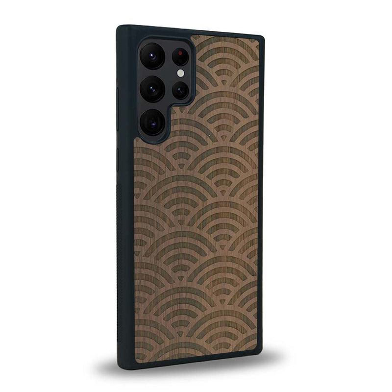 Coque de protection en bois véritable fabriquée en France pour Samsung S23 Ultra baptisée "La Sinjak" avec un motif de gravure abstrait représentant la répétition d'un symbole wifi