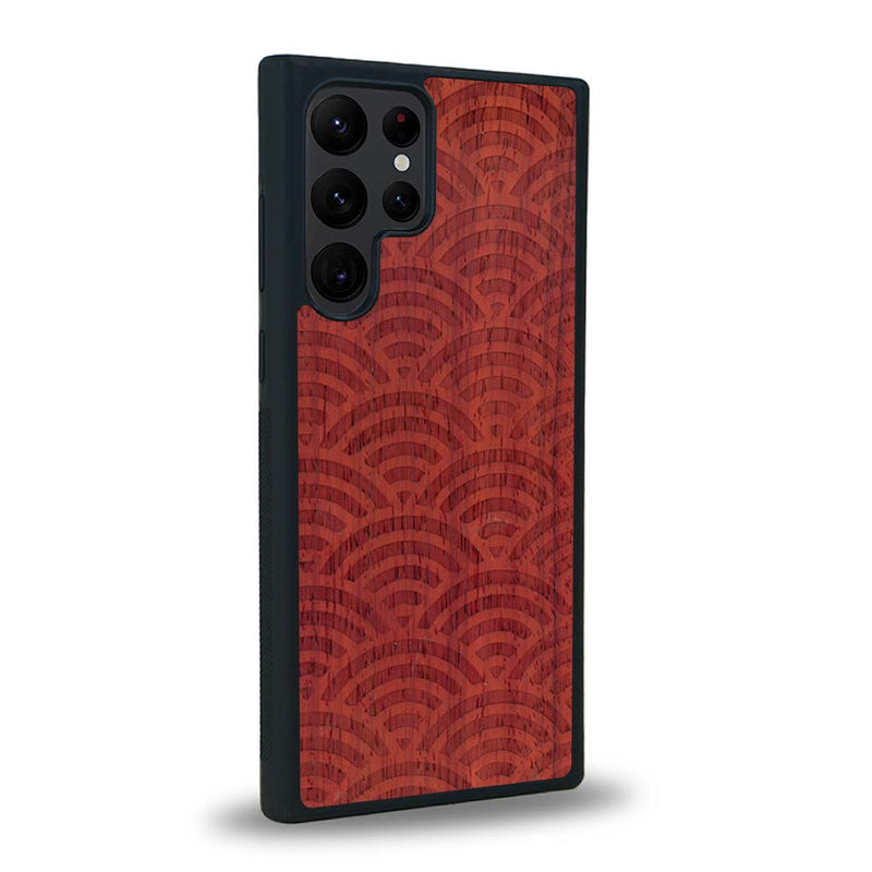 Coque de protection en bois véritable fabriquée en France pour Samsung S23 Ultra baptisée "La Sinjak" avec un motif de gravure abstrait représentant la répétition d'un symbole wifi