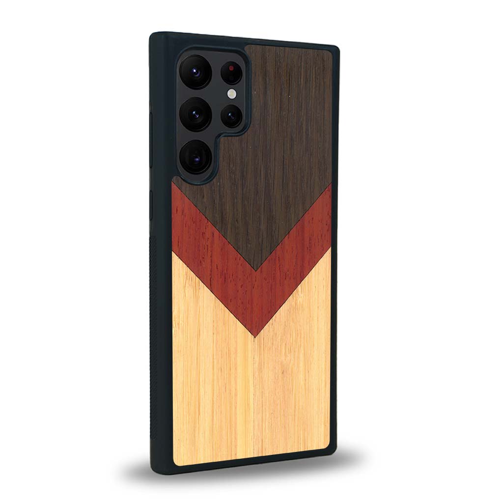 Coque de protection en bois véritable fabriquée en France pour Samsung S23 Ultra alliant du chêne fumé, du padouk et du bambou en forme de chevron sur le thème de l'art abstrait