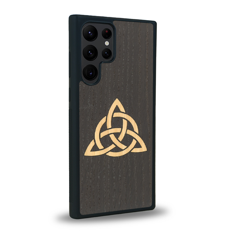 Coque de protection en bois véritable fabriquée en France pour Samsung S23 Ultra alliant du chêne fumé et du bambou représentant une triquetra