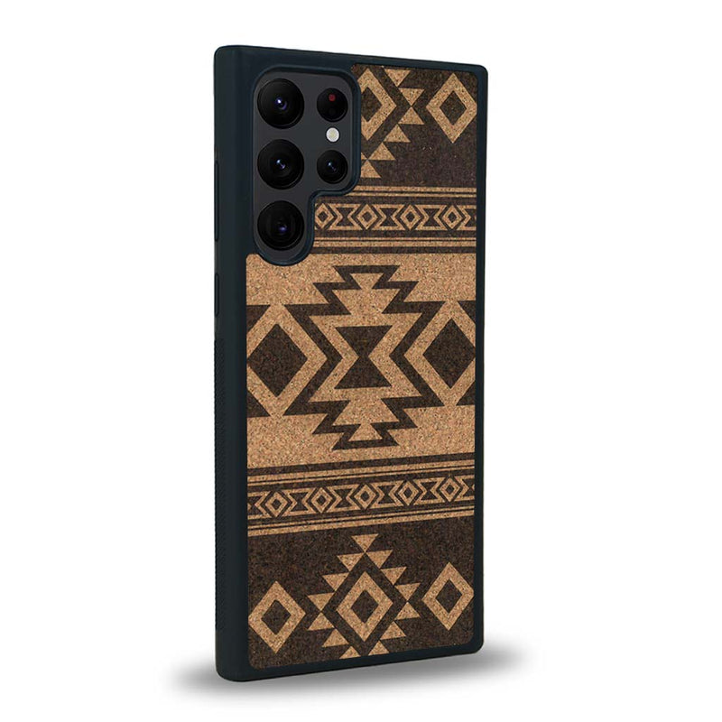 Coque de protection en bois véritable fabriquée en France pour Samsung S23 Ultra avec des motifs géométriques s'inspirant des temples aztèques, mayas et incas