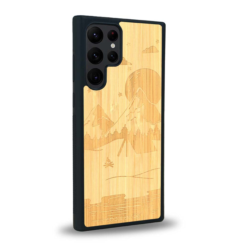 Coque de protection en bois véritable fabriquée en France pour Samsung S23 Ultra sur le thème du camping en pleine nature représentant une tente avec un feu de camp entouré de montagnes