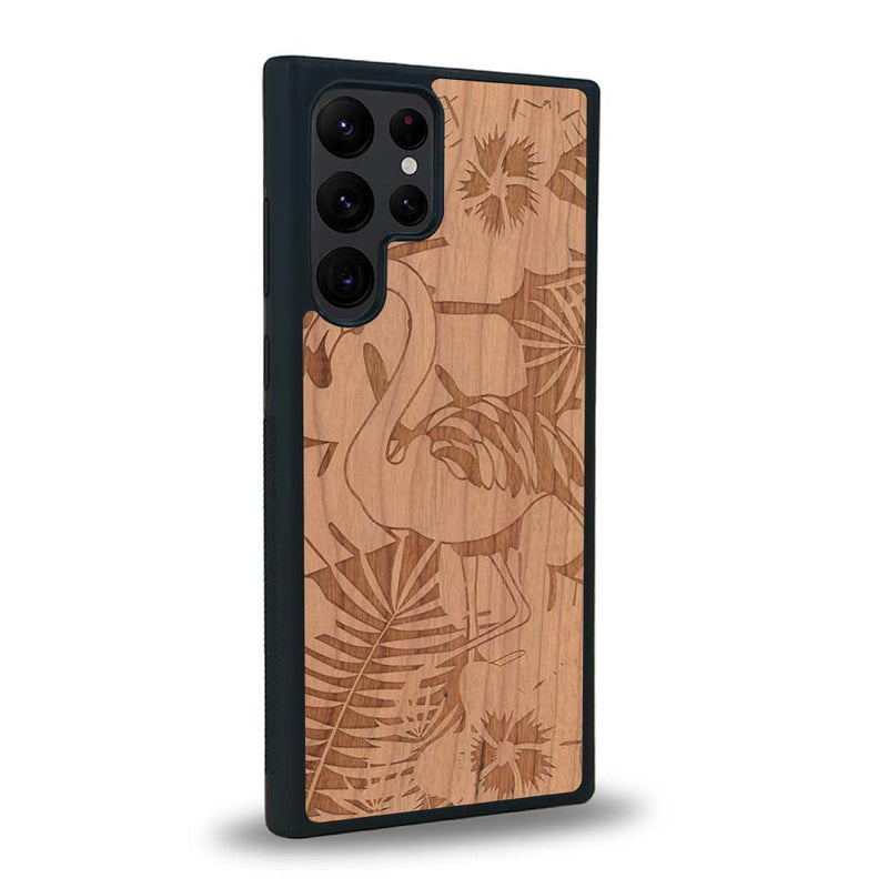 Coque de protection en bois véritable fabriquée en France pour Samsung S23 Ultra sur le thème de la nature et des animaux représentant un flamant rose entre des fougères