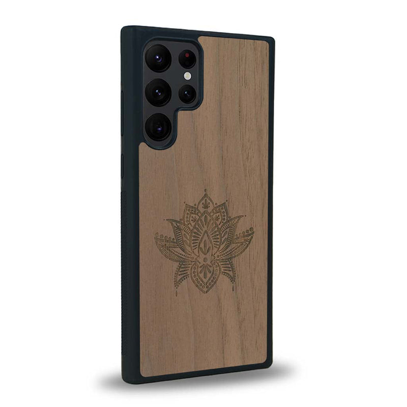 Coque de protection en bois véritable fabriquée en France pour Samsung S23 Ultra sur le thème de la nature et du yoga avec une gravure zen représentant une fleur de lotus