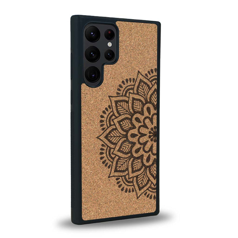 Coque de protection en bois véritable fabriquée en France pour Samsung S23 Ultra sur le thème de la bohème et du tatouage au henné avec une gravure représentant un mandala