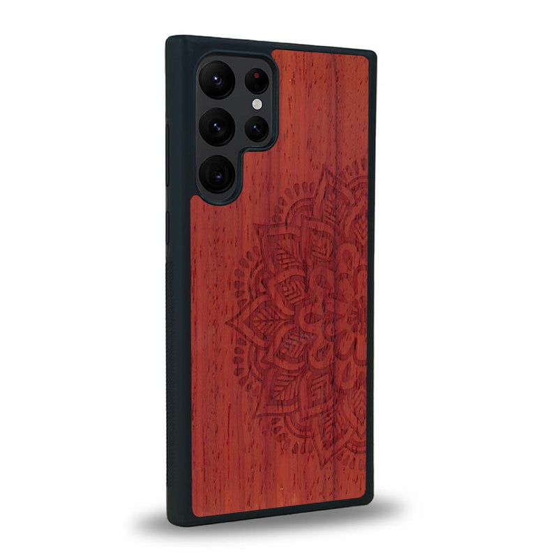 Coque de protection en bois véritable fabriquée en France pour Samsung S23 Ultra sur le thème de la bohème et du tatouage au henné avec une gravure représentant un mandala