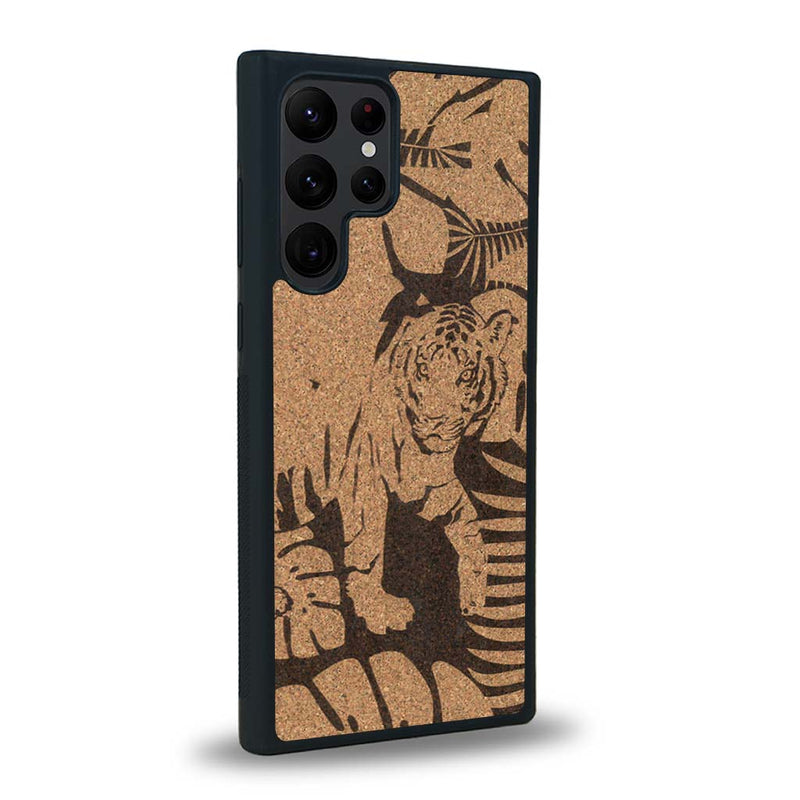 Coque de protection en bois véritable fabriquée en France pour Samsung S23 Ultra sur le thème de la nature et des animaux représentant un tigre dans la jungle entre des fougères