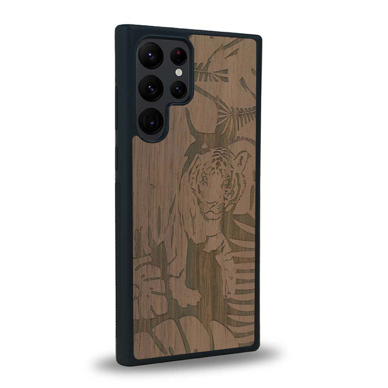 Coque de protection en bois véritable fabriquée en France pour Samsung S23 Ultra sur le thème de la nature et des animaux représentant un tigre dans la jungle entre des fougères