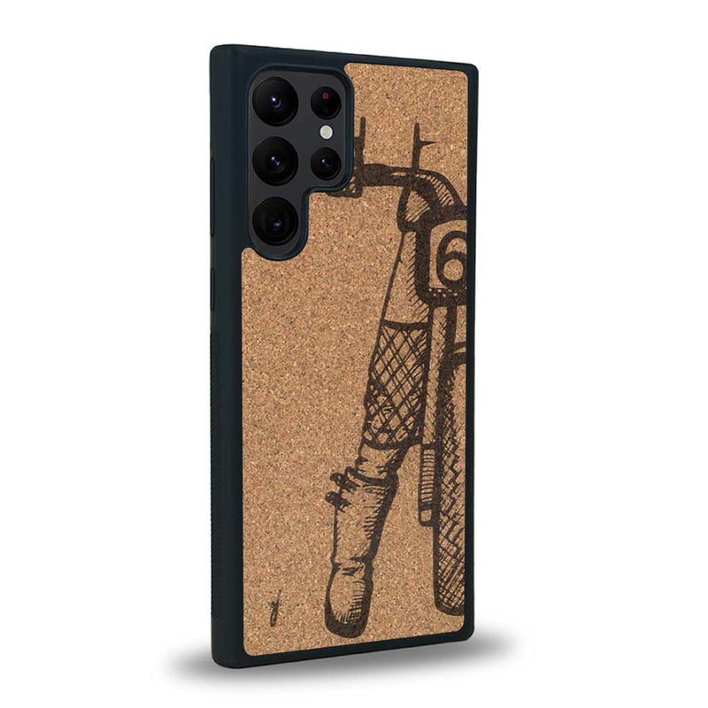 Coque de protection en bois véritable fabriquée en France pour Samsung S23 Ultra représentant une vue de face d'une femme sur une moto vintage dessinée à la main par l'artiste Maud Dabs