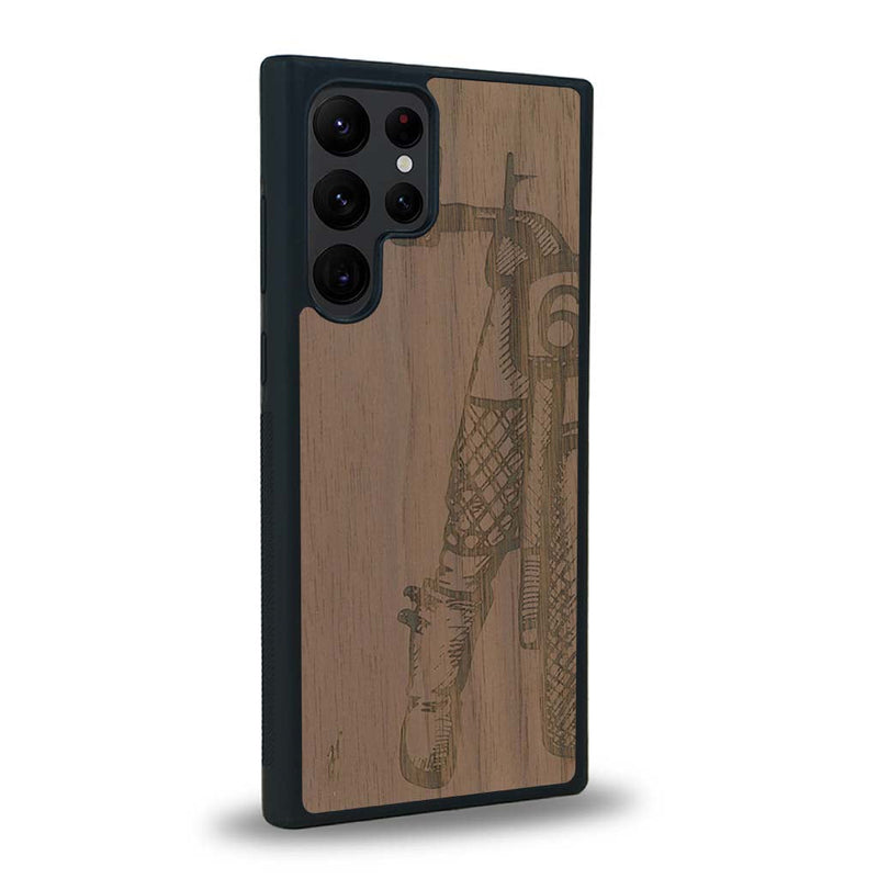 Coque de protection en bois véritable fabriquée en France pour Samsung S23 Ultra représentant une vue de face d'une femme sur une moto vintage dessinée à la main par l'artiste Maud Dabs