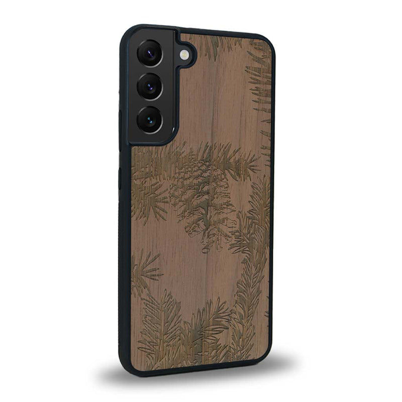 Coque de protection en bois véritable fabriquée en France pour Samsung S23FE sur le thème de la nature des arbres avec un motif de gravure représentant des épines de sapin et des pommes de pin