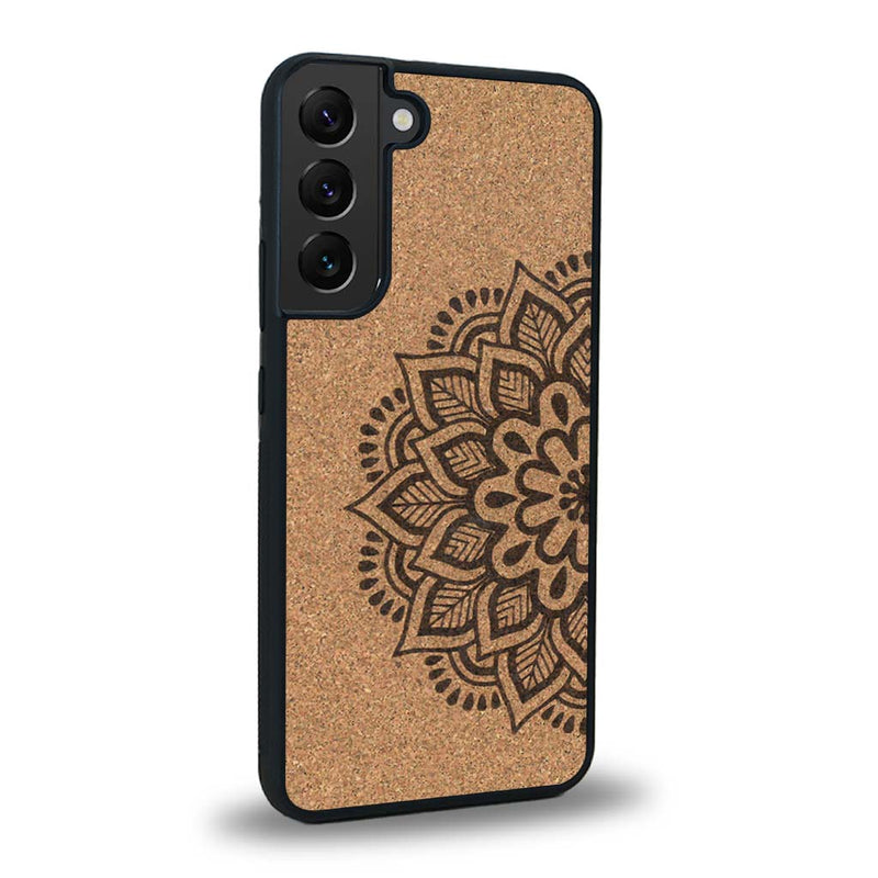 Coque de protection en bois véritable fabriquée en France pour Samsung S23FE sur le thème de la bohème et du tatouage au henné avec une gravure représentant un mandala