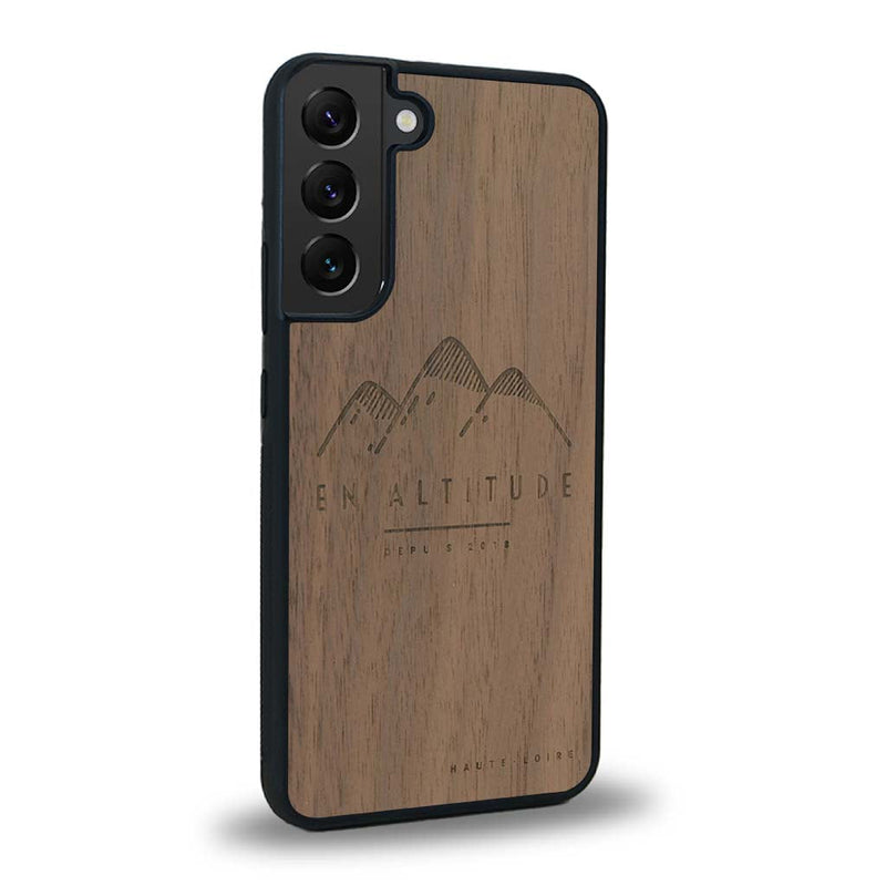 Coque de protection en bois véritable fabriquée en France pour Samsung S23+ représentant des montagnes, sur le thème de la randonnée en pleine nature et du trail