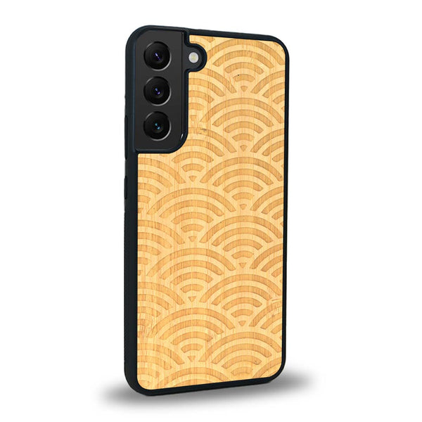 Coque de protection en bois véritable fabriquée en France pour Samsung S23+ baptisée "La Sinjak" avec un motif de gravure abstrait représentant la répétition d'un symbole wifi