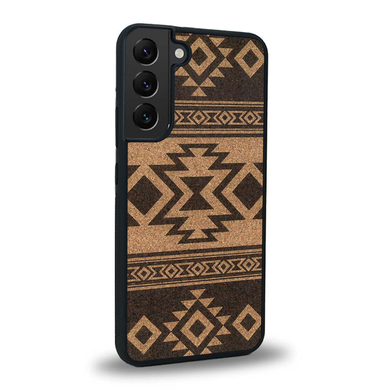Coque de protection en bois véritable fabriquée en France pour Samsung S23+ avec des motifs géométriques s'inspirant des temples aztèques, mayas et incas
