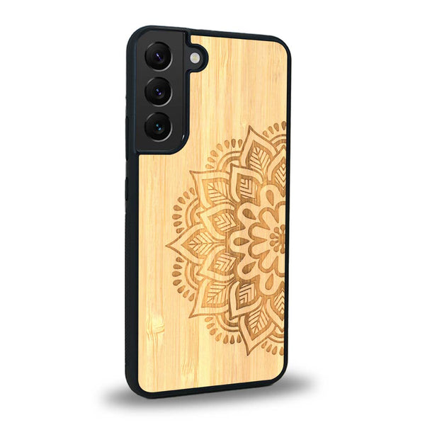 Coque de protection en bois véritable fabriquée en France pour Samsung S23+ sur le thème de la bohème et du tatouage au henné avec une gravure représentant un mandala