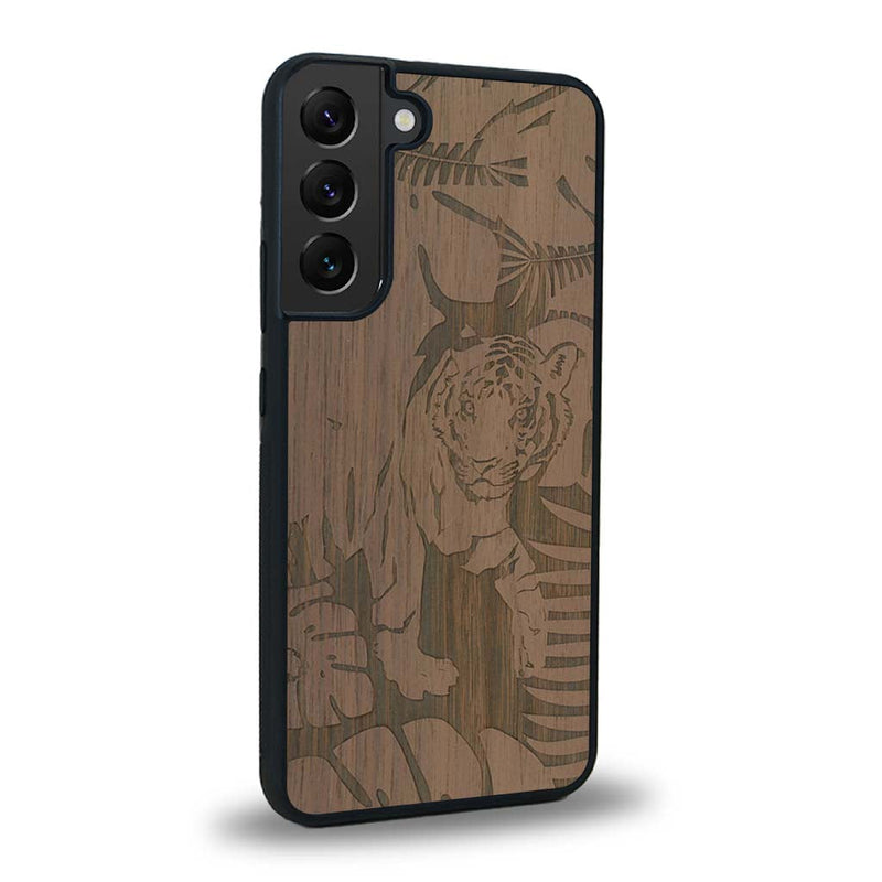 Coque de protection en bois véritable fabriquée en France pour Samsung S23+ sur le thème de la nature et des animaux représentant un tigre dans la jungle entre des fougères