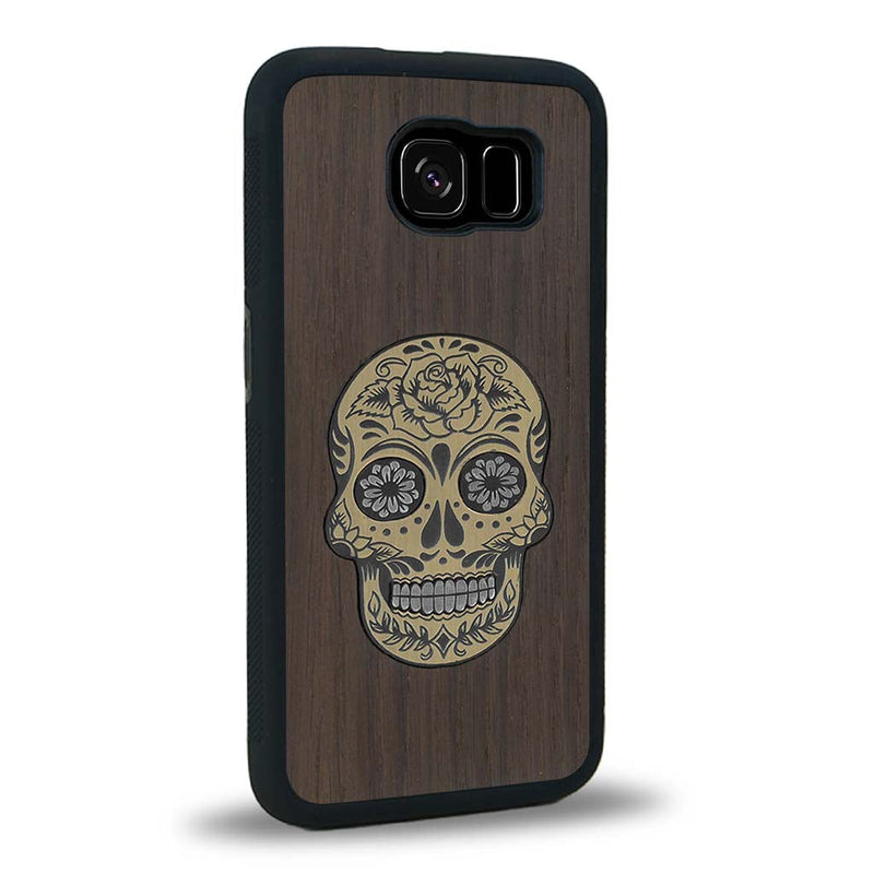 Coque de protection en bois véritable fabriquée en France pour Samsung S6 alliant du chêne fumé avec du métal argenté et doré représentant une tête de mort mexicaine sur le thème Dia de los Muertos