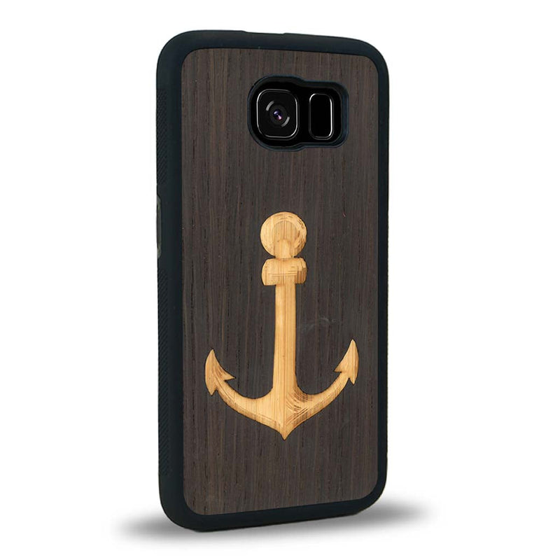 Coque de protection en bois véritable fabriquée en France pour Samsung S6 sur le thème nautique avec un bois clair et un bois foncé représentant une ancre de bateau