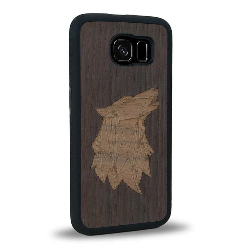 Coque de protection en bois véritable fabriquée en France pour Samsung S6E alliant du chêne fumé et du noyer représentant une tête de loup géométrique de profil sur le thème des animaux et de la nature