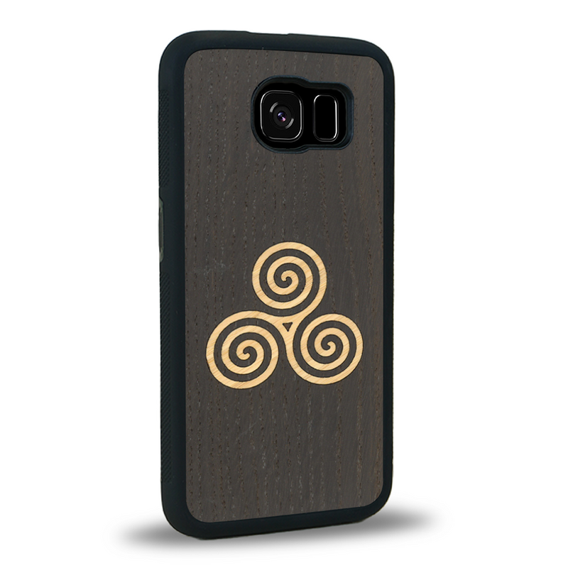 Coque de protection en bois véritable fabriquée en France pour Samsung S6E alliant du chêne fumé et du bambou et doré représentant un triskell