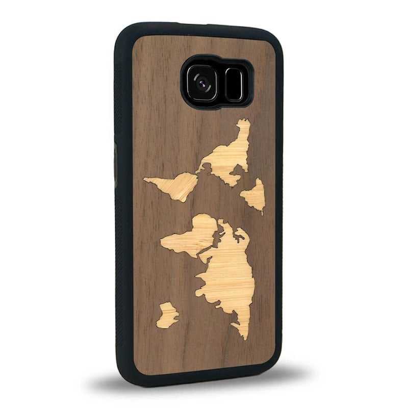 Coque de protection en bois véritable fabriquée en France pour Samsung S7E alliant du bambou et du noyer sur le thème du voyage et de l'aventure représentant une mappemonde