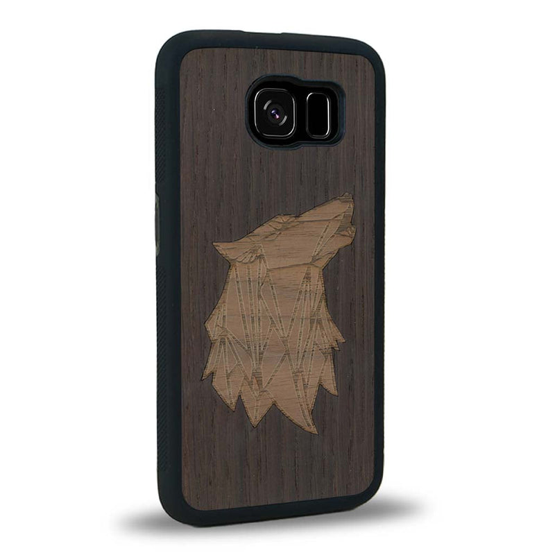 Coque de protection en bois véritable fabriquée en France pour Samsung S7E alliant du chêne fumé et du noyer représentant une tête de loup géométrique de profil sur le thème des animaux et de la nature