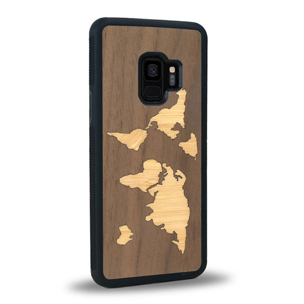 Coque de protection en bois véritable fabriquée en France pour Samsung S9 alliant du bambou et du noyer sur le thème du voyage et de l'aventure représentant une mappemonde