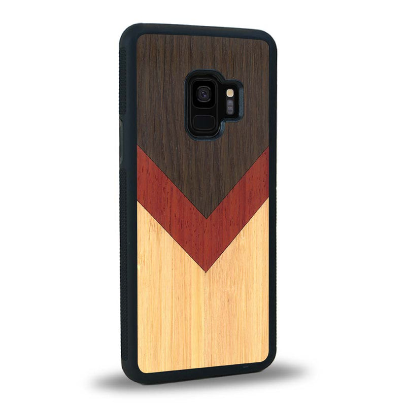 Coque de protection en bois véritable fabriquée en France pour Samsung S9 alliant du chêne fumé, du padouk et du bambou en forme de chevron sur le thème de l'art abstrait