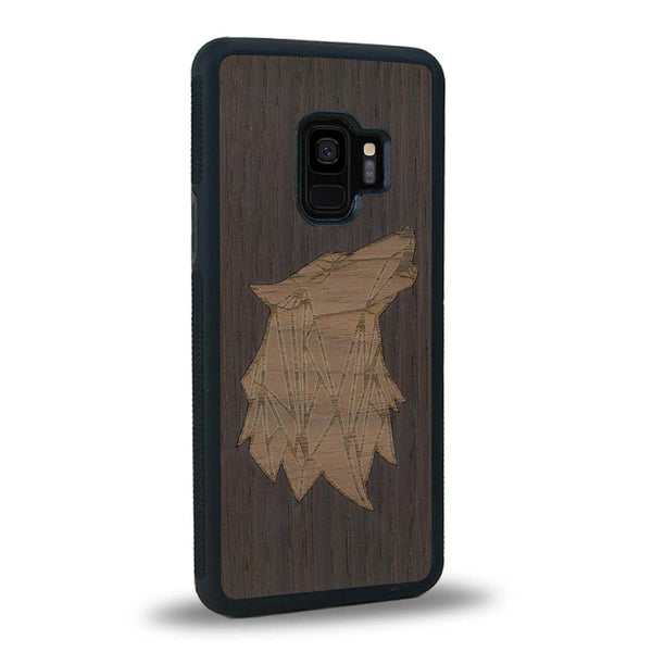 Coque de protection en bois véritable fabriquée en France pour Samsung S9 alliant du chêne fumé et du noyer représentant une tête de loup géométrique de profil sur le thème des animaux et de la nature