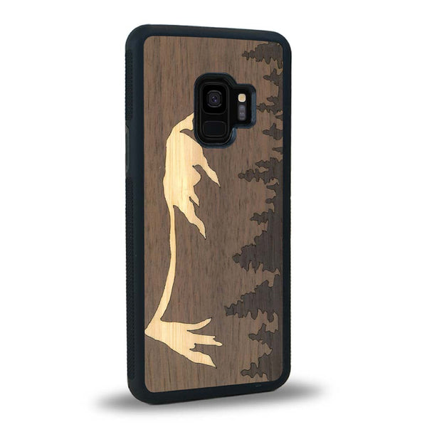 Coque de protection en bois véritable fabriquée en France pour Samsung S9 sur le thème de la nature et de la montagne qui allie du chêne fumé, du noyer et du bambou représentant le mont mézenc