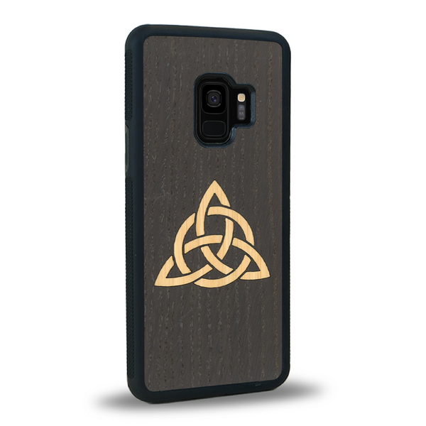 Coque de protection en bois véritable fabriquée en France pour Samsung S9+ alliant du chêne fumé et du bambou représentant une triquetra