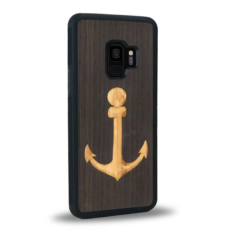 Coque de protection en bois véritable fabriquée en France pour Samsung S9+ sur le thème nautique avec un bois clair et un bois foncé représentant une ancre de bateau