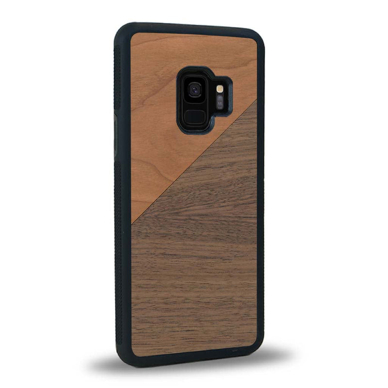 Coque de protection en bois véritable fabriquée en France pour Samsung S9+ alliant du merisier et du noyer formant chacun un triangle avec une jointure en diagonale sur le thème de l'art abstrait