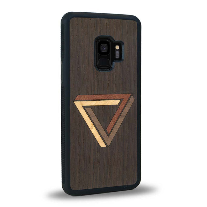 Coque de protection en bois véritable fabriquée en France pour Samsung S9+ sur le thème de l'art géométrique qui allie du chêne fumé, du noyer, du bambou et du padouk représentant le triangle de penrose