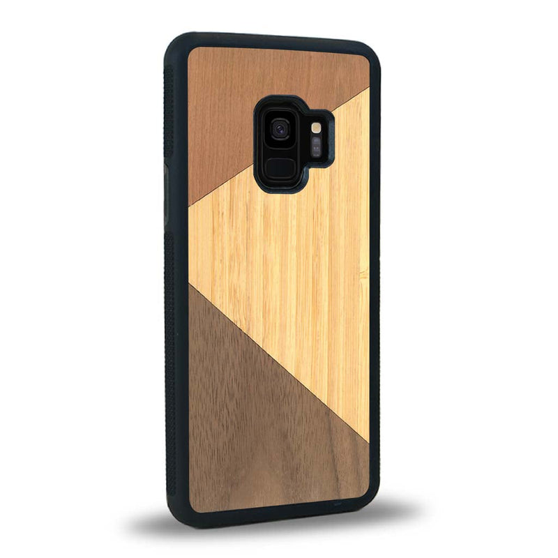 Coque de protection en bois véritable fabriquée en France pour Samsung S9+ alliant du merisier, du noyer et du bambou formant chacun deux triangles et un trapèze avec deux jointures en diagonale sur le thème de l'art abstrait