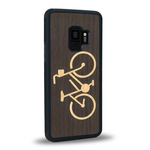 Coque de protection en bois véritable fabriquée en France pour Samsung S9+ sur le theme du vélo et de l'outdoor qui allie du bambou et du chêne fumé représentant un vélo