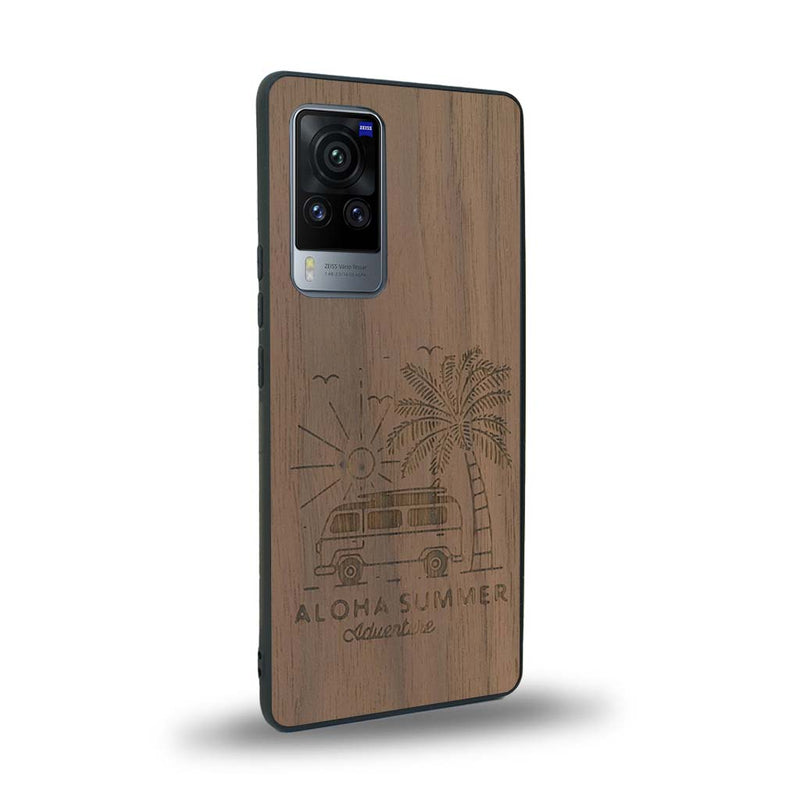 Coque de protection en bois véritable fabriquée en France pour Vivo X60 sur le thème de la plage, de l'été et vanlife.