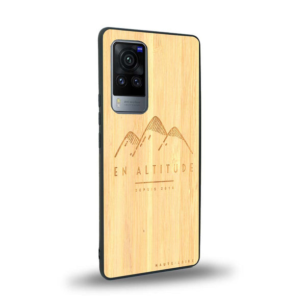 Coque de protection en bois véritable fabriquée en France pour Vivo X60 représentant des montagnes, sur le thème de la randonnée en pleine nature et du trail