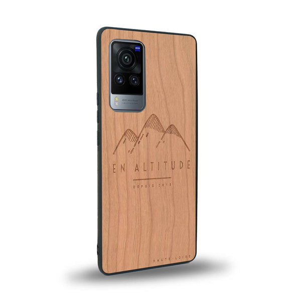 Coque de protection en bois véritable fabriquée en France pour Vivo X60 représentant des montagnes, sur le thème de la randonnée en pleine nature et du trail