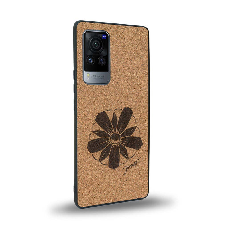 Coque de protection en bois véritable fabriquée en France pour Vivo X60 sur le thème des fleurs et de la montagne avec un motif de gravure représentant les pétales d'une fleur des montagnes