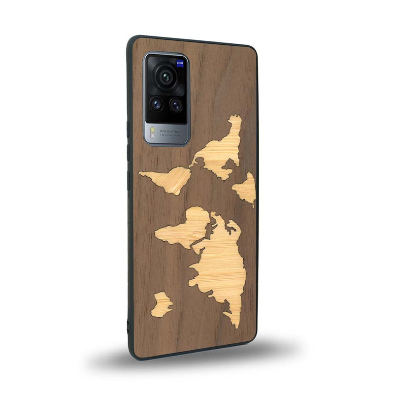 Coque de protection en bois véritable fabriquée en France pour Vivo X60 alliant du bambou et du noyer sur le thème du voyage et de l'aventure représentant une mappemonde