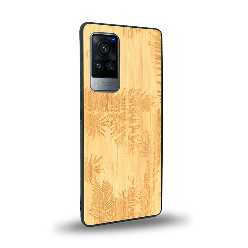 Coque de protection en bois véritable fabriquée en France pour Vivo X60 sur le thème de la nature des arbres avec un motif de gravure représentant des épines de sapin et des pommes de pin