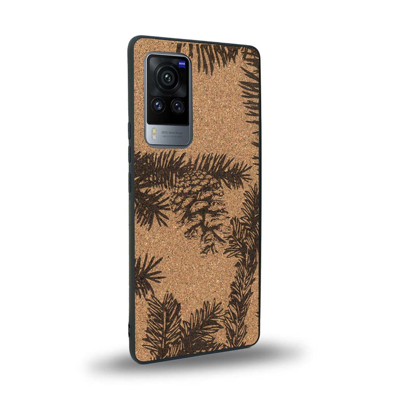 Coque de protection en bois véritable fabriquée en France pour Vivo X60 sur le thème de la nature des arbres avec un motif de gravure représentant des épines de sapin et des pommes de pin